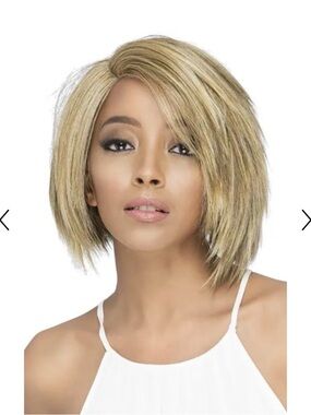 Short Layered Bob Wig in Honey Blonde - Modern Side-Swept Style